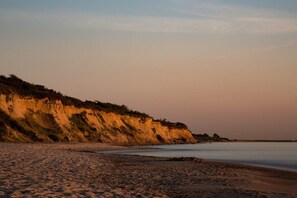 A beach with a sandy shore and a cliff in the background. - Holiday home with 4 bedrooms (Ahrenshoop)