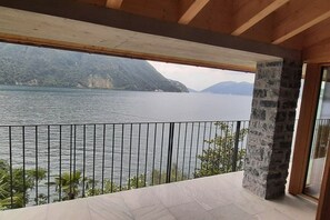 A balcony with a view of a lake and mountains. - Casa Labhardt, 2nd floor (Lugano Castagnola)