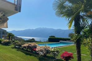 A swimming pool with a view of mountains and the sea. - Residenza Sette Nani (San Nazzaro , Vairano)