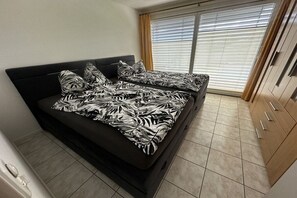 A bedroom with a bed, a window with blinds, and a wardrobe. - Residenza Sette Nani (San Nazzaro , Vairano)
