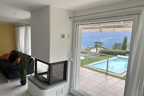 A balcony with a pool, a sofa, and a view of the sea. - Residenza Sette Nani (San Nazzaro , Vairano)