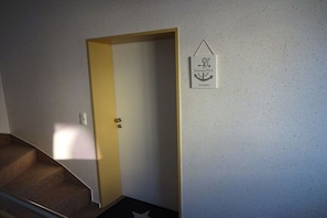 Eine Tür mit gelbem Rahmen und einem Schild darüber.