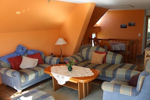 Uma sala de estar acolhedora com sofá, mesa de centro e luminária.