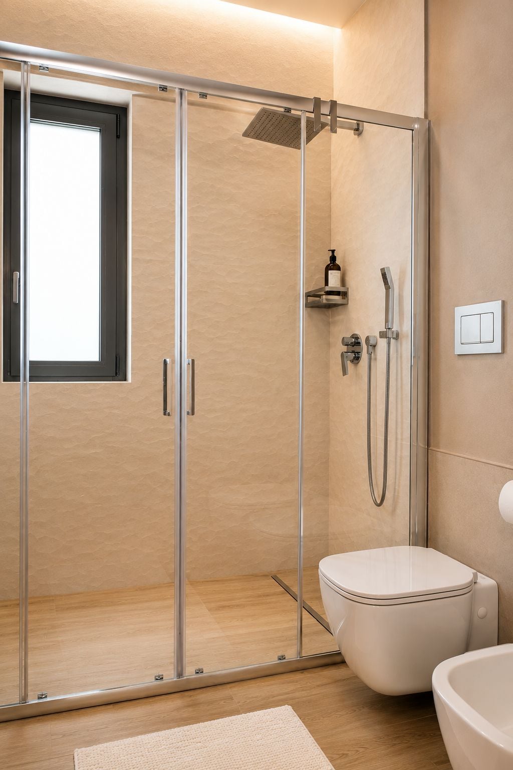 Ein modernes Badezimmer mit einer gläsernen Duschkabine, einer Toilette und einem Waschbecken.