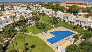 A residential area with a large swimming pool surrounded by houses. - Casa da Galé Pool Terrace (Albufeira)