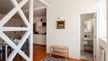 Een modern interieur met een eethoek, keuken en badkamer.