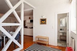 Een modern interieur met een eethoek, keuken en badkamer.