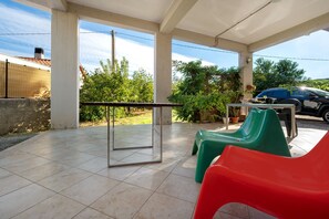 Outdoor dining - Holiday Home 'Apartment in Colonica in The Tuscan' with Sea View, Private Terrace and Wi-Fi (San Vincenzo)