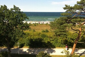 A coastal view with a beach, trees, and a clear sky. - Holiday apartment with 2 bedrooms (Ostseebad Boltenhagen)