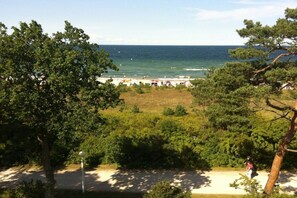 A coastal view with a beach, trees, and a clear sky. - Holiday apartment with 2 bedrooms (Ostseebad Boltenhagen)
