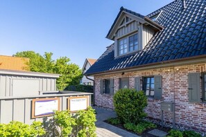 A brick building with a sloped roof and a small window. - Holiday home with 3 bedrooms (Ostseebad Zingst a Darß)