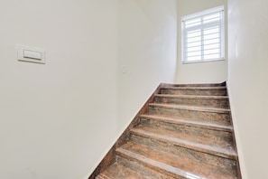 Eine Treppe mit Granitschritten, die zu einer Zwischenebene führt.