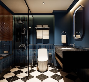 Ein modernes Badezimmer mit Schachbrettmuster-Boden, einer Glaskabine für die Dusche, einer weißen Toilette und einer dunkelblauen Wand.