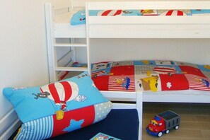 A bunk bed with two levels, each with a mattress and pillow. - Thatched house "Aenna" (Zierow)