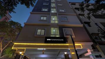 Um edifício de vários andares com uma placa indicando 'OYO TOWNHOUSE'.
