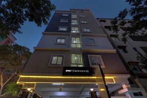 A multi-story building with a sign reading 'OYO TOWNHOUSE'. - Townhouse Nirvana Elite (Hyderabad)