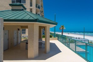 Ein Hotelbalkon mit Blick auf Strand und Meer.