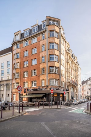 A multi-story building with a restaurant on the ground floor. - Luxueux Logement Grand Place et Opéra clim (Lille)