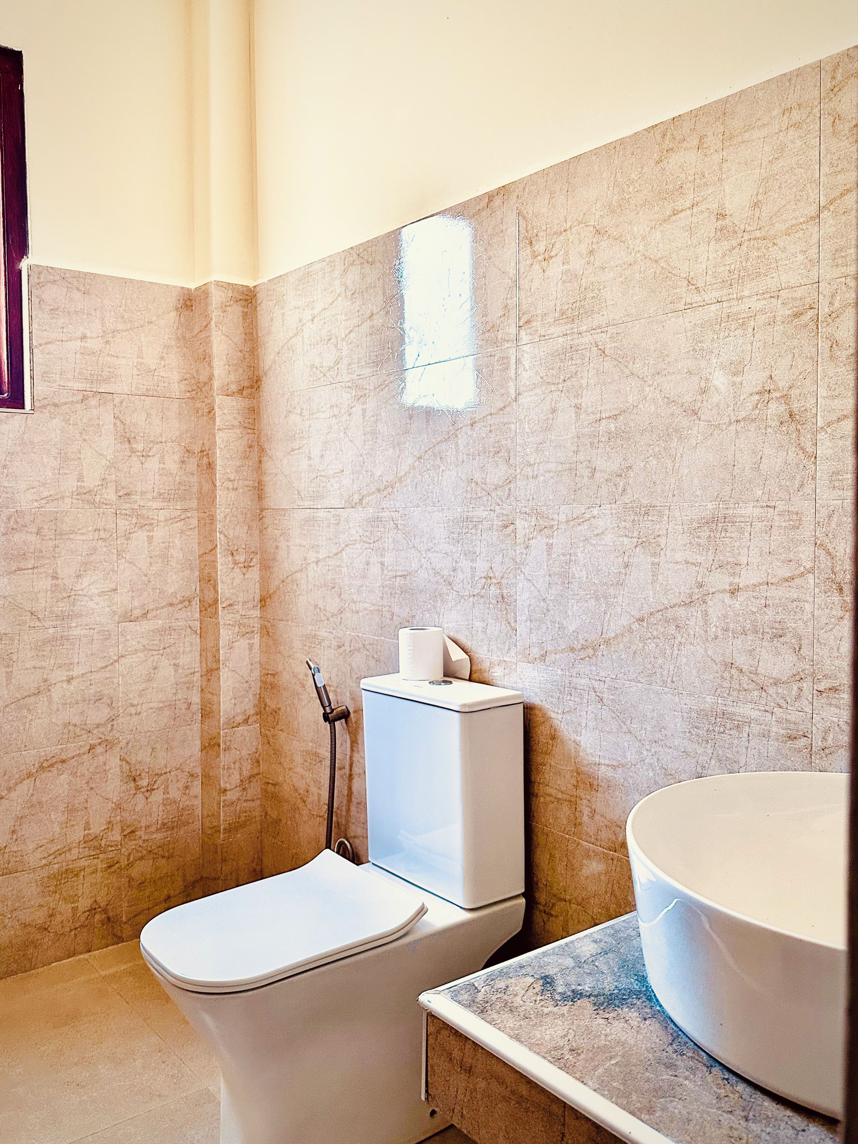 Un baño con inodoro, bidé y lavamanos.