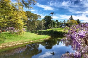 A serene park with a calm water body, lush greenery, and a clear sky. - Spacious 2-Bed Apartment Near Parramatta CBD (Parramatta)