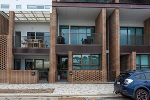 A multi-story building with a brick facade, large windows, and balconies. - Spacious 3-Bed Townhouse In Mile End (Mile End)