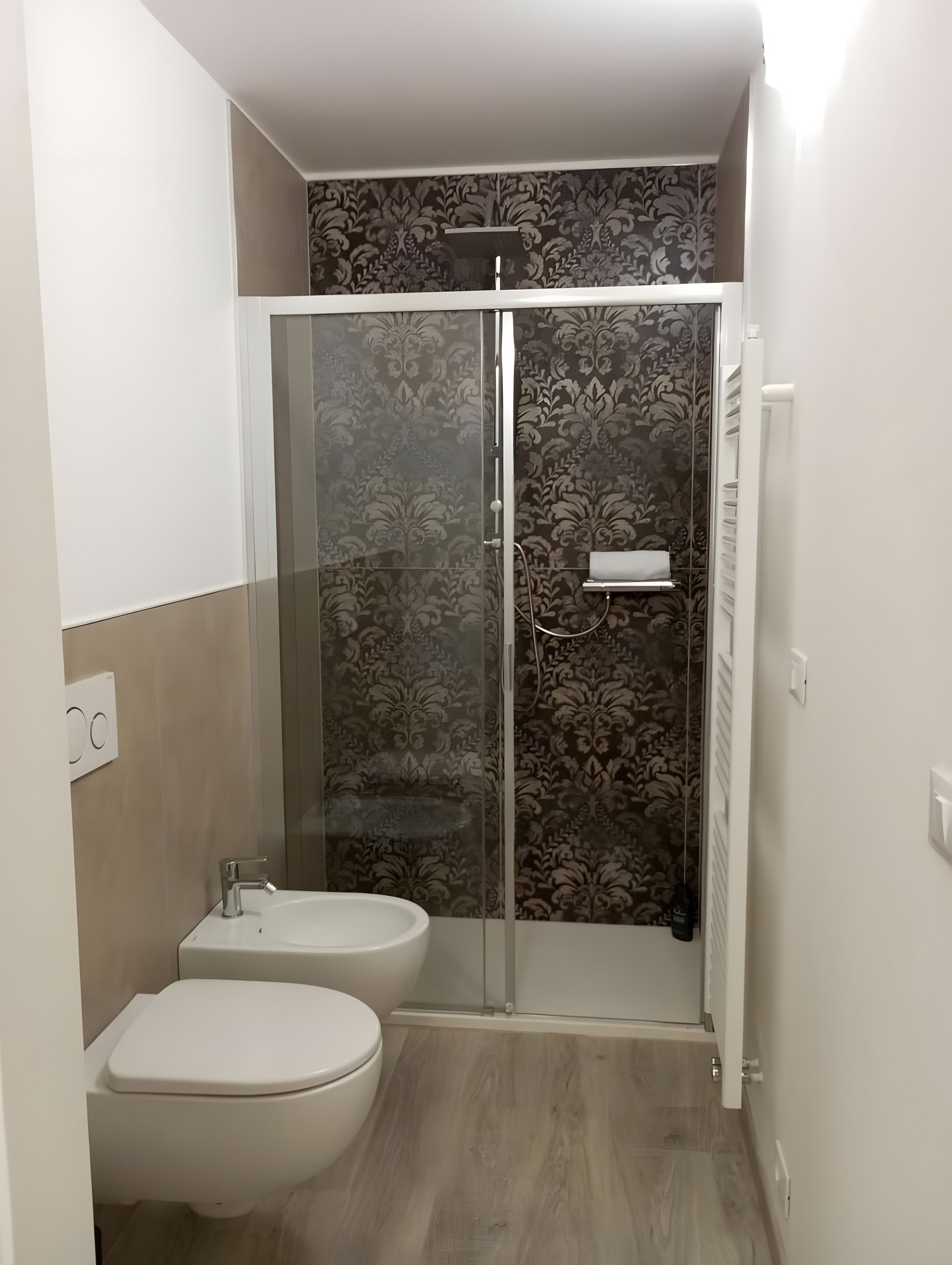 Ein Badezimmer mit Duschkabine, Toilette und Bidet.
