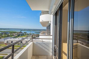 Ein Balkon mit Blick auf ein Gewässer und die umliegende Landschaft.