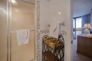 Guest Bath - Ashley Condominium 601 (Daytona Beach Shores)