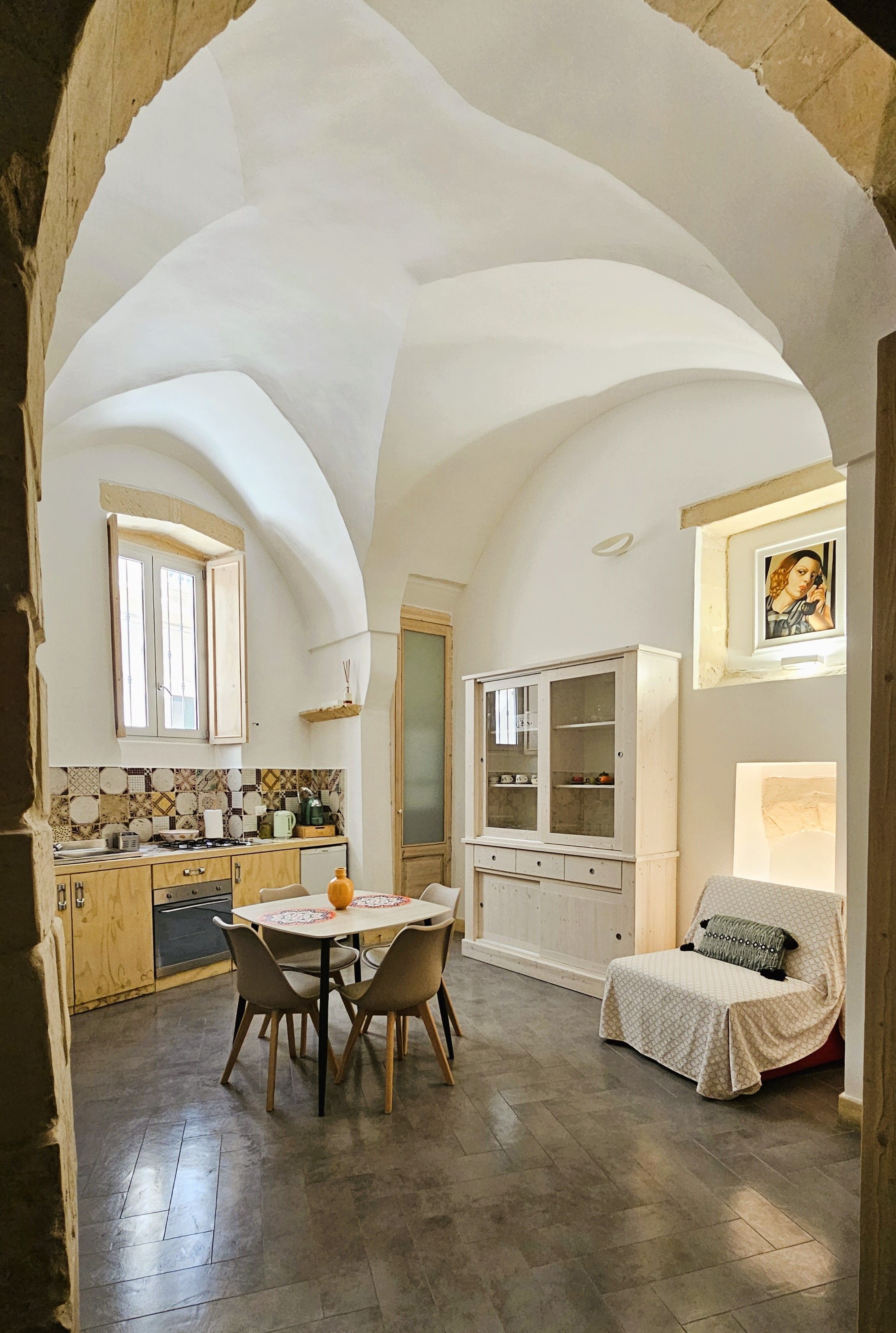 Une cuisine spacieuse avec un coin repas, un placard intégré et un coin salon confortable.