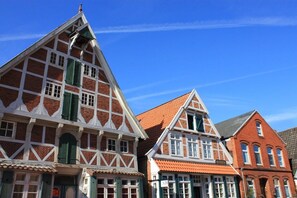Il s’agit d’un bâtiment traditionnel à colombages, doté d’un toit à forte pente et d’une cheminée bien visible.
