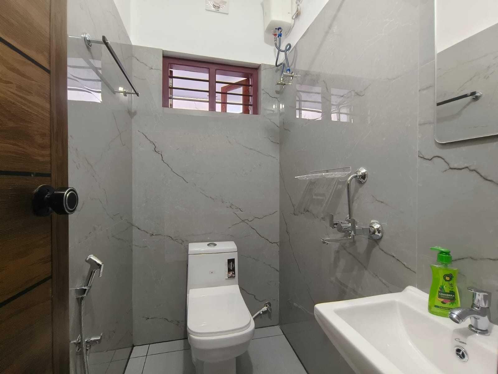 Un baño con inodoro, ducha y lavamanos.