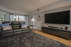 Living Room - Beautiful  Links @ Harbour Village 3BR/3BA Condo with 2 Primary Suites – Ponce Inlet (Ponce Inlet)