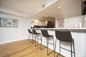 Breakfast Bar - Beautiful  Links @ Harbour Village 3BR/3BA Condo with 2 Primary Suites – Ponce Inlet (Ponce Inlet)