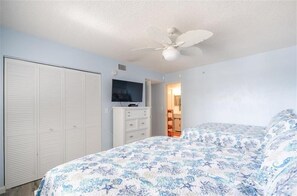 Guest Suite. - #302 Seychelles 2/2 Oceanfront Condo ON Traffic Free Beach (Daytona Beach Shores)