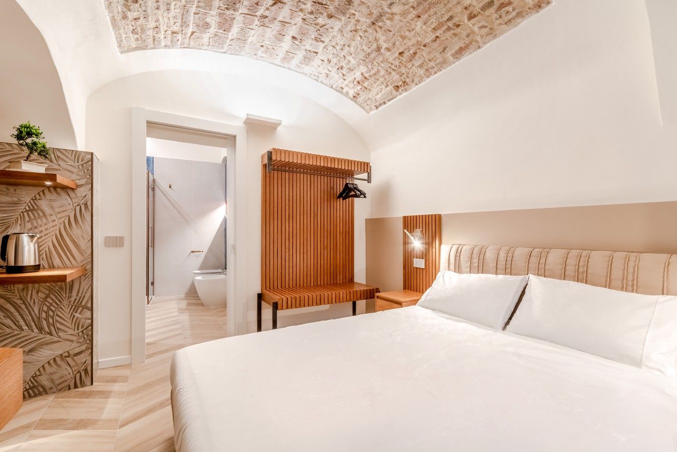 Een moderne slaapkamer met een groot bed, een houten hoofdbord en een ingebouwde houten plank.
