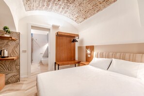 Een moderne slaapkamer met een groot bed, een houten hoofdbord en een ingebouwde houten plank.