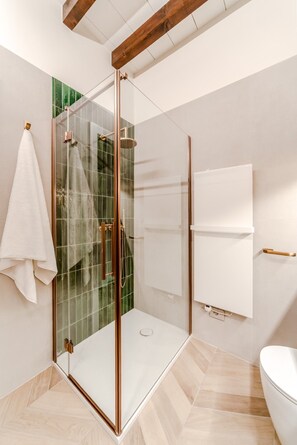 A modern bathroom with a glass-enclosed shower, a white toilet, and a towel rack. - Parco Ducale Design Rooms - King Room (Parma)