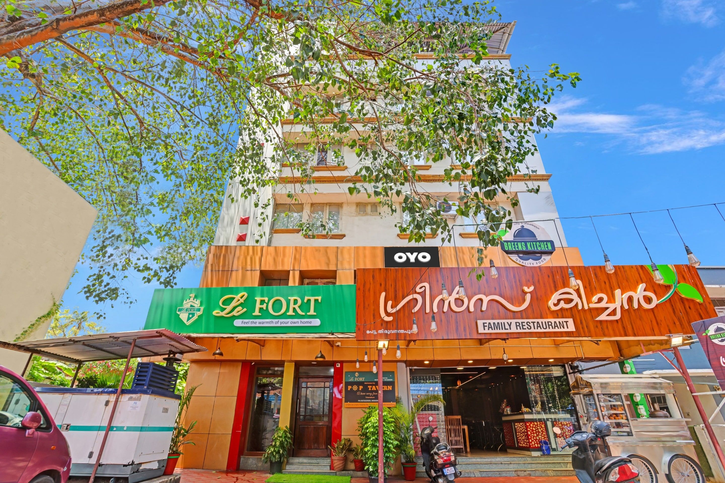 Un edificio a più piani con un ristorante al piano terra chiamato 'OYO' e un altro chiamato 'FORT'.