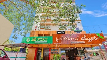 Un edificio a più piani con un ristorante al piano terra chiamato 'OYO' e un altro chiamato 'FORT'.