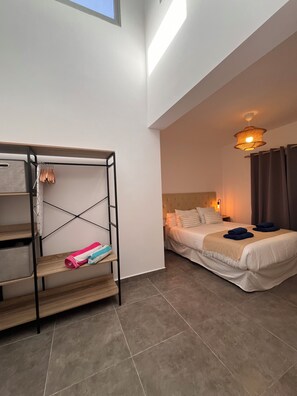 A bedroom with a bed, a wardrobe, and a shelf unit. - Pescante 2 Apartment. Playa Honda (Playa Honda)
