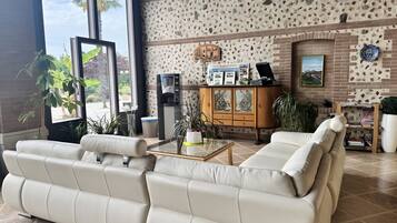 Ein stilvolles Wohnzimmer mit einer Couch, einem Couchtisch und Dekorationselementen.