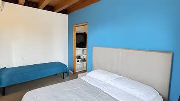 Ein Schlafzimmer mit einem Bett, einer Bank und einem Kleiderschrank.