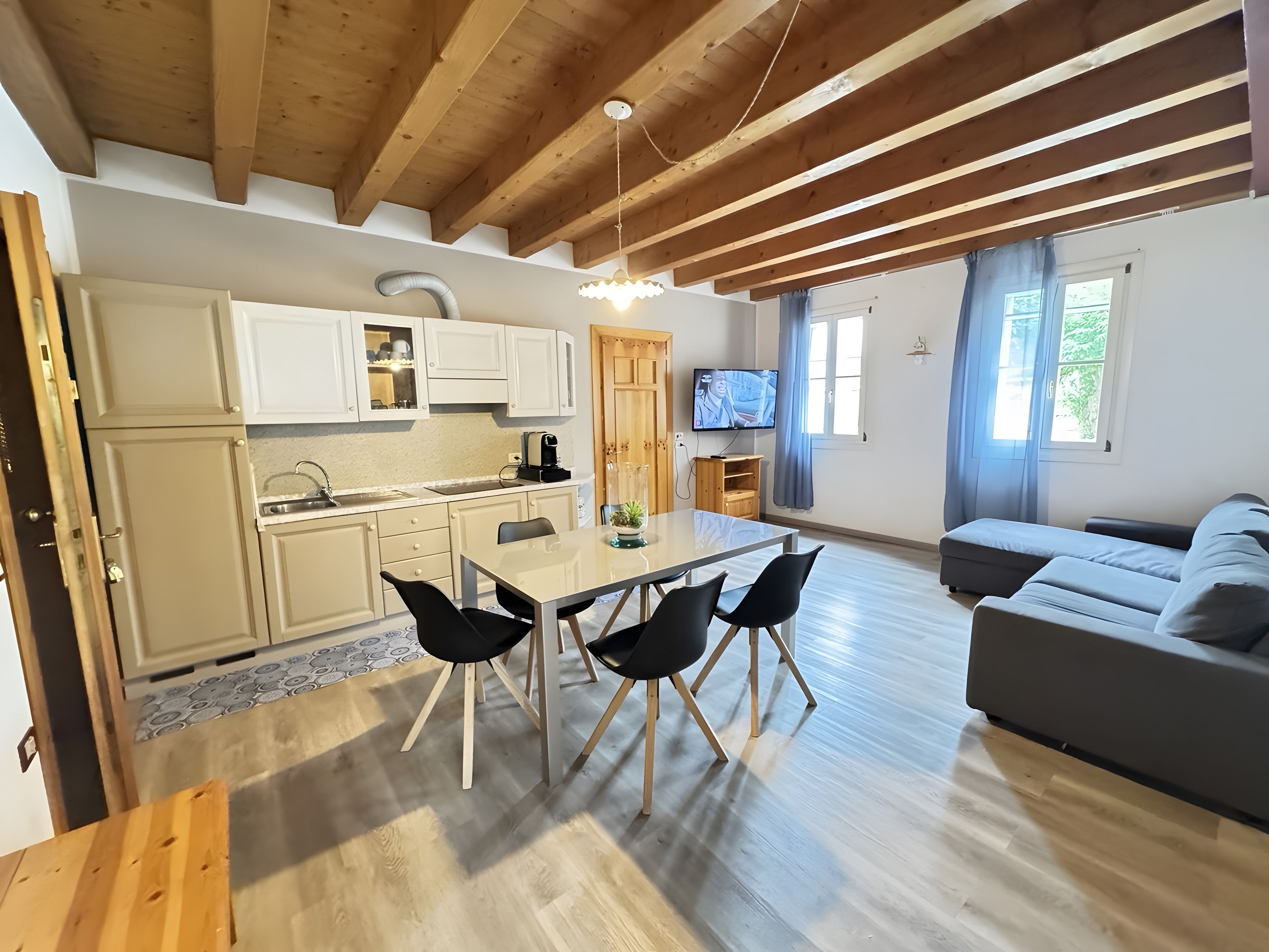 Un espace de vie moderne comprenant une cuisine, un coin repas et un espace détente.