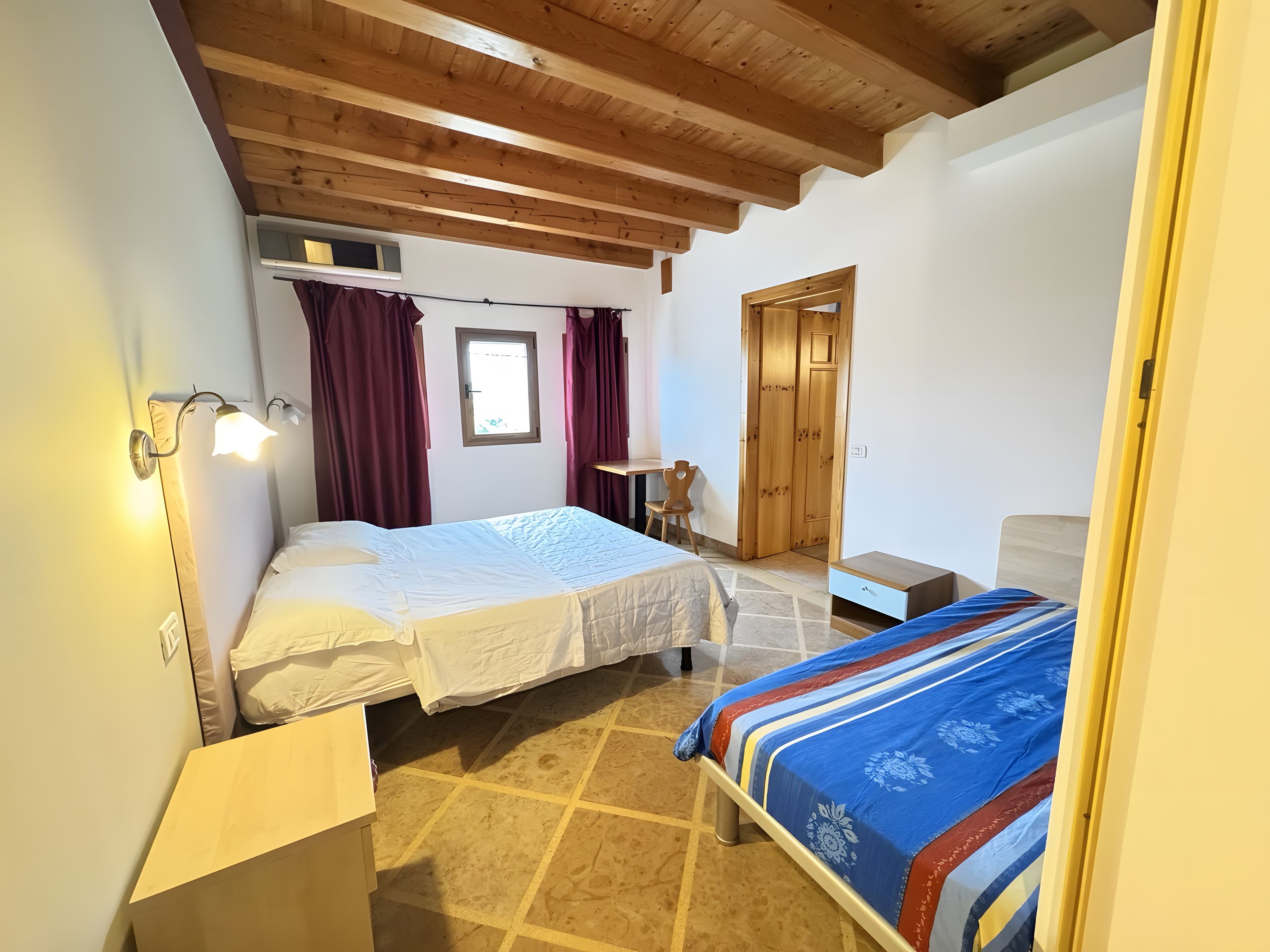 Une chambre à coucher avec un lit, un bureau et une armoire.