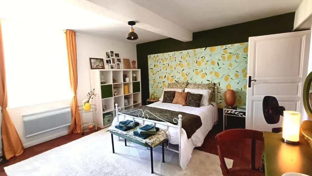 Ein Schlafzimmer mit einem Bett, einem Nachttisch, einem Stuhl, einem Kleiderschrank und einem Bücherregal.