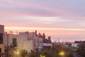 A residential area with buildings and a sunset sky. - dalkompoolvilla (Jeju-si)