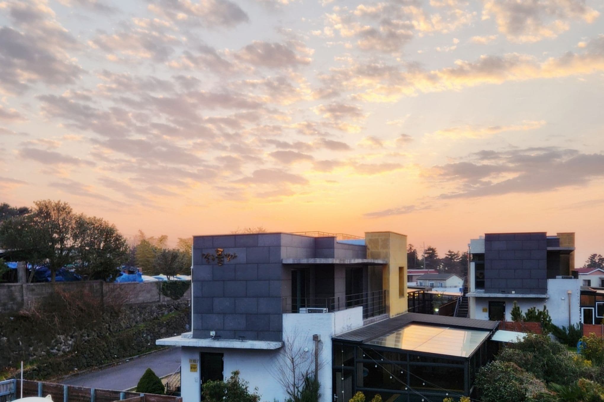 Un bâtiment moderne doté d’un toit plat et d’une façade en verre.