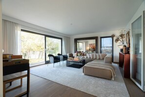 Ein modernes Wohnzimmer mit einer Couch, einem Couchtisch und einem Bücherregal.