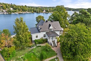 A house with a large garden and a view of a lake. - Seaside Villa With Own Beach (Saltsjo-Duvnas)