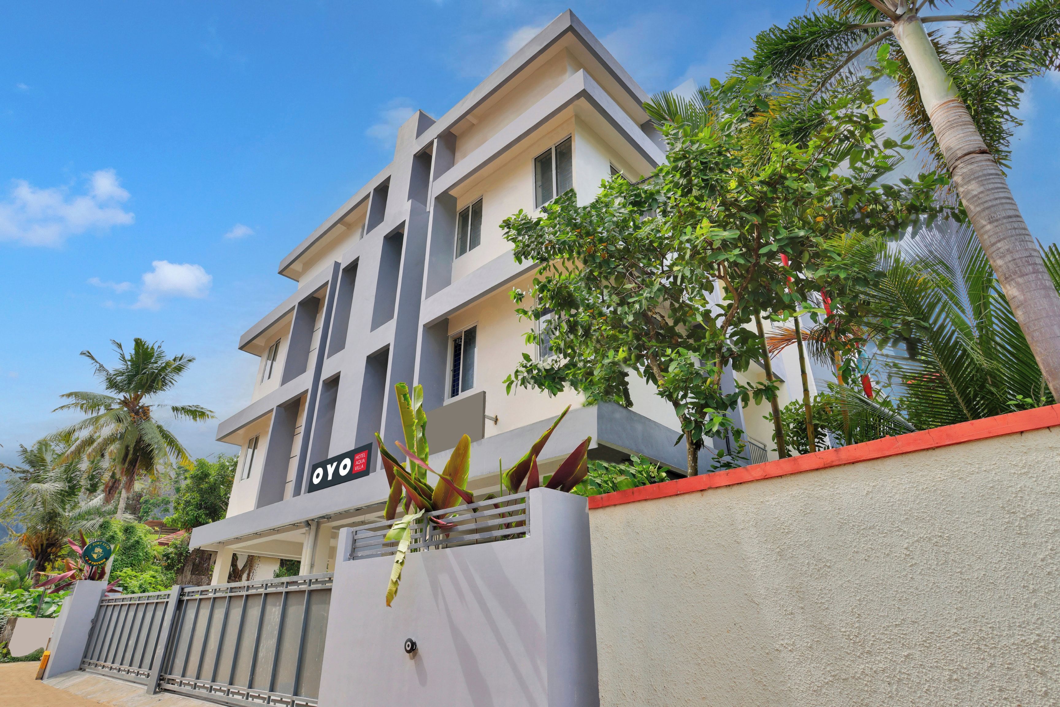 Un hôtel moderne, reconnaissable à son enseigne indiquant « OYO HOTEL AQUA VILLA ».